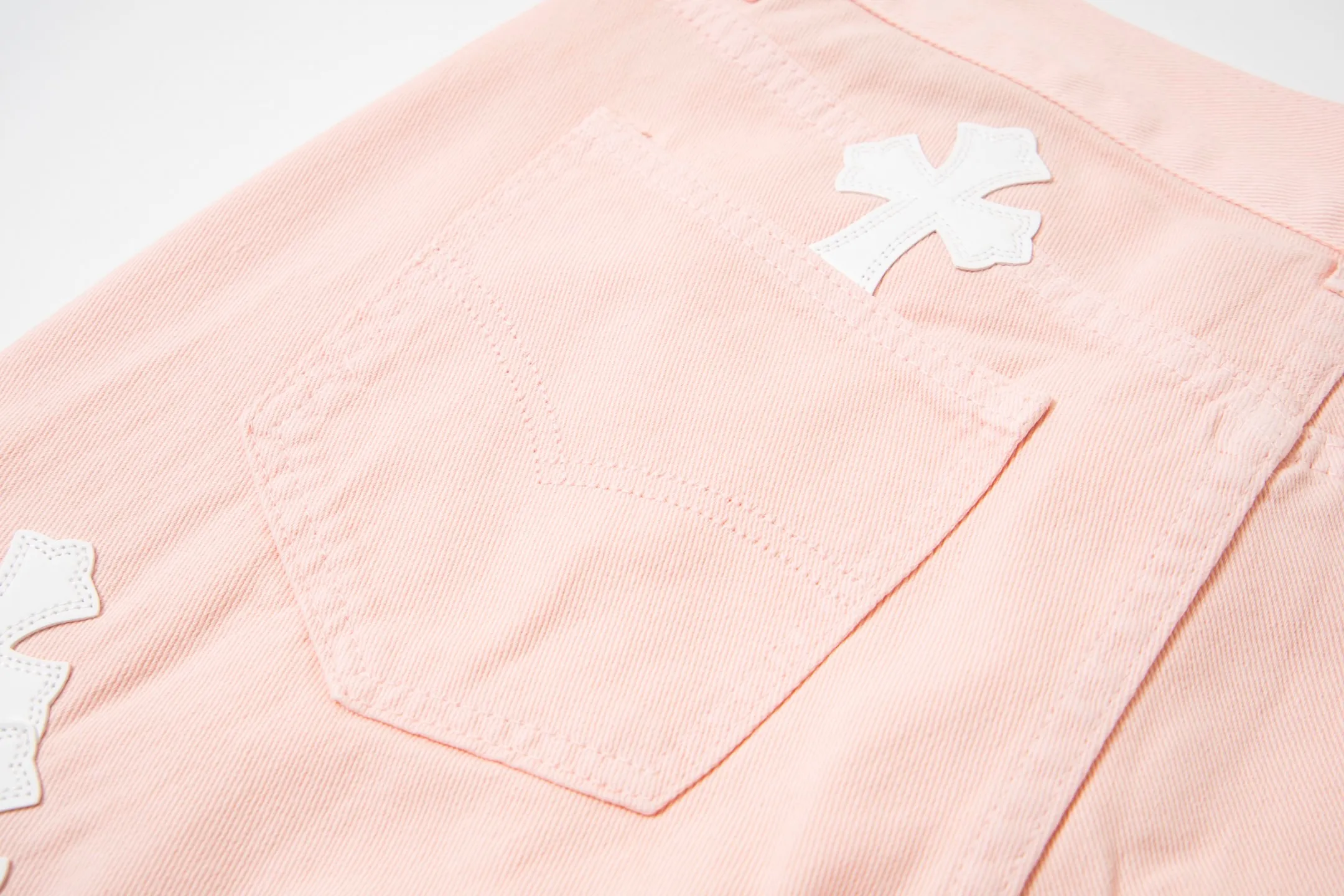 P270 💰 (Top version) Chrome hearts | CH Chrome hearts limited edition cherry blossom pink leather jeans for girls. Charming dopamine personality jeans. Indispensable for fashionistas. The same style for celebrities. A model touted by many bloggers. This new pair of pants is perfect both in shape and upper body. It is no exaggeration to say that making a pair of jeans is equivalent to making 20 pieces of short-sleeves. The fabric is made of high-quality imported denim. It has a unique high-end texture. I am very satisfied with it after washing and proofing several times. Color: Sakura pink Size: 28-30-32-34 (corresponds to S-M-L-XL)
